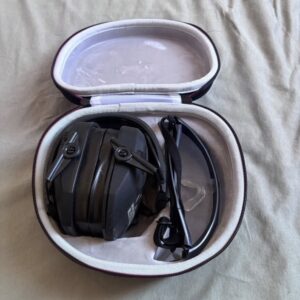 זו אוזניות סלקטיביות+ משקפי מגן + קייס